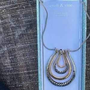 NWT reversible adjustable necklace in silver and gold